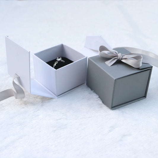 Mira present box